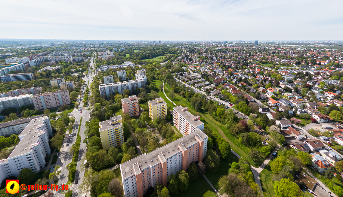 04.05.2023 - Luftbilder von der Fassadensanierung am Karl-Marx-Ring 11-21 in Neuperlach